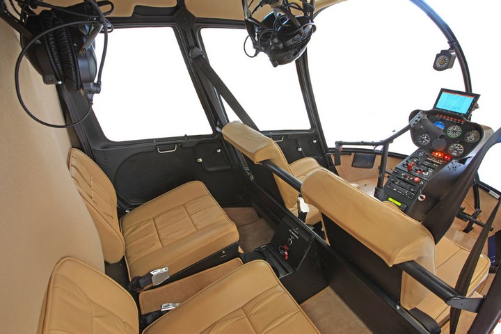 салон вертолета Robinson R44